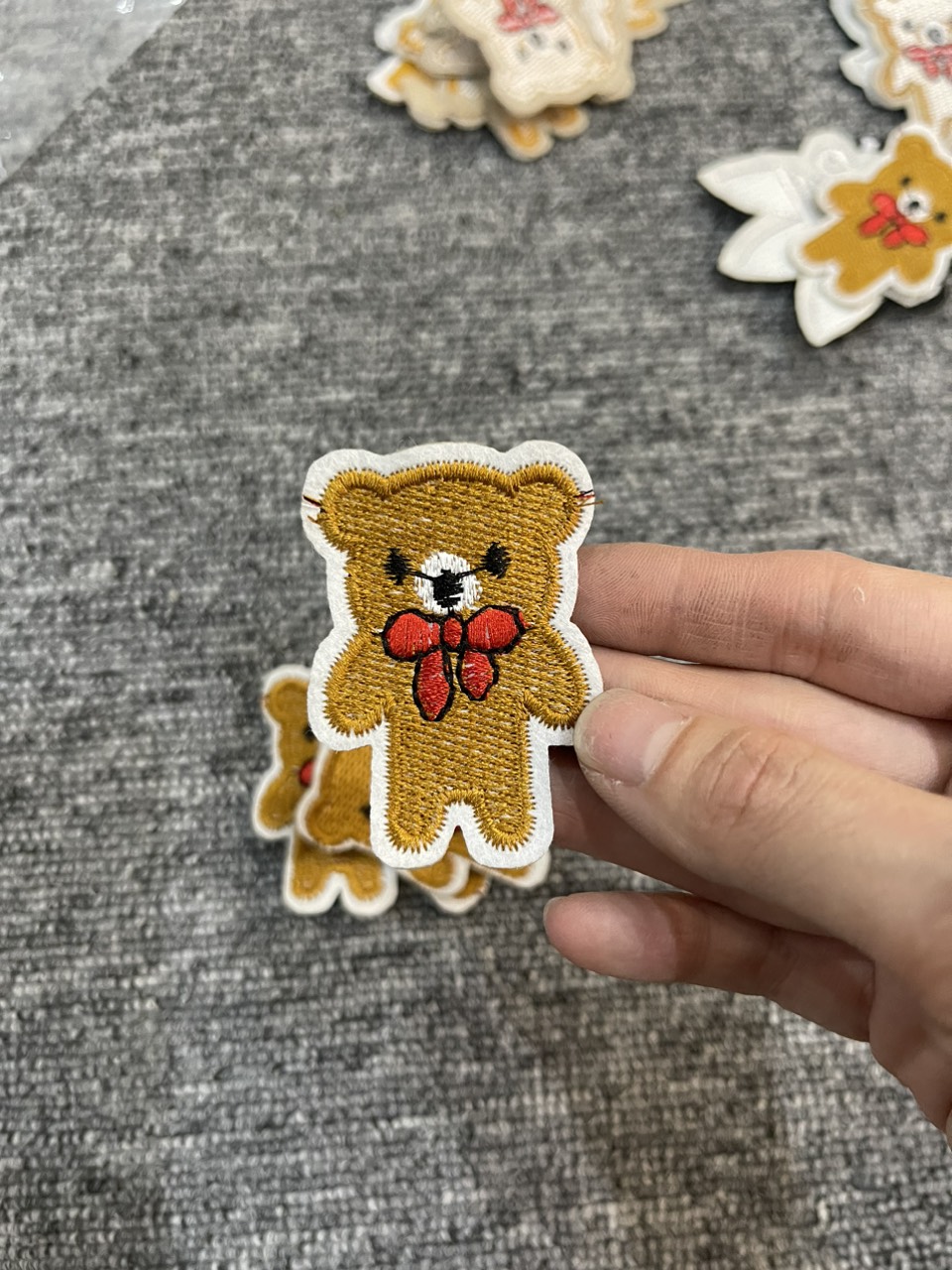 Miếng Sticker Thêu Ủi hình GAU NHỎ VÀNG