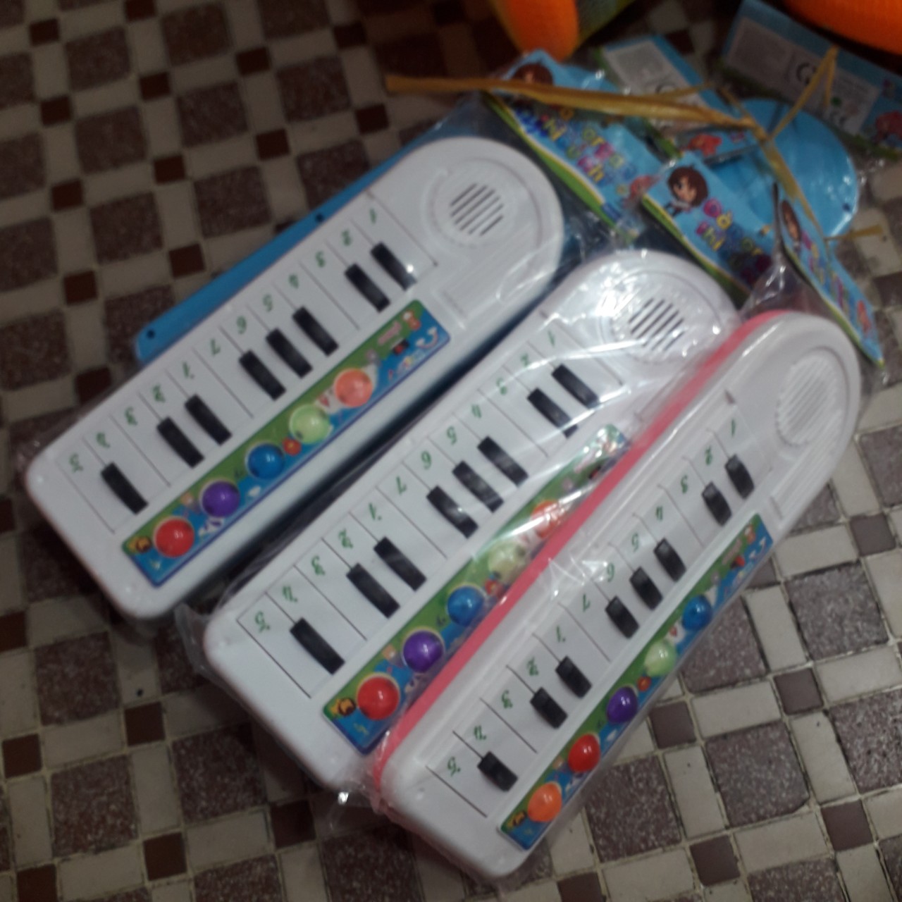 Đồ chơi đánh đàn piano phát ra tiếng nhạc cho bé
