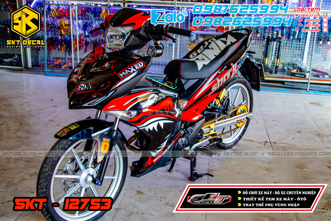 tem trùm xe exciter 150 đỏ đen cá mập