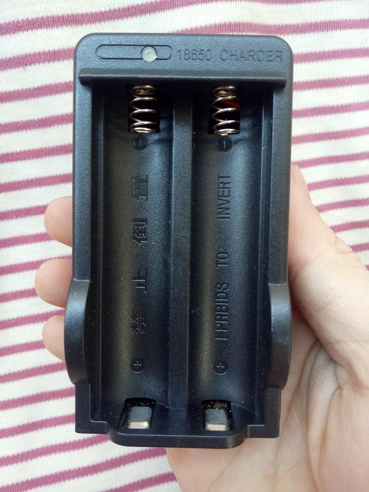 Sạc pin đôi 18650 - Cục sạc pin 18650 dùng để sạc cho loại pin 18650, chất lượng tốt, ổn định