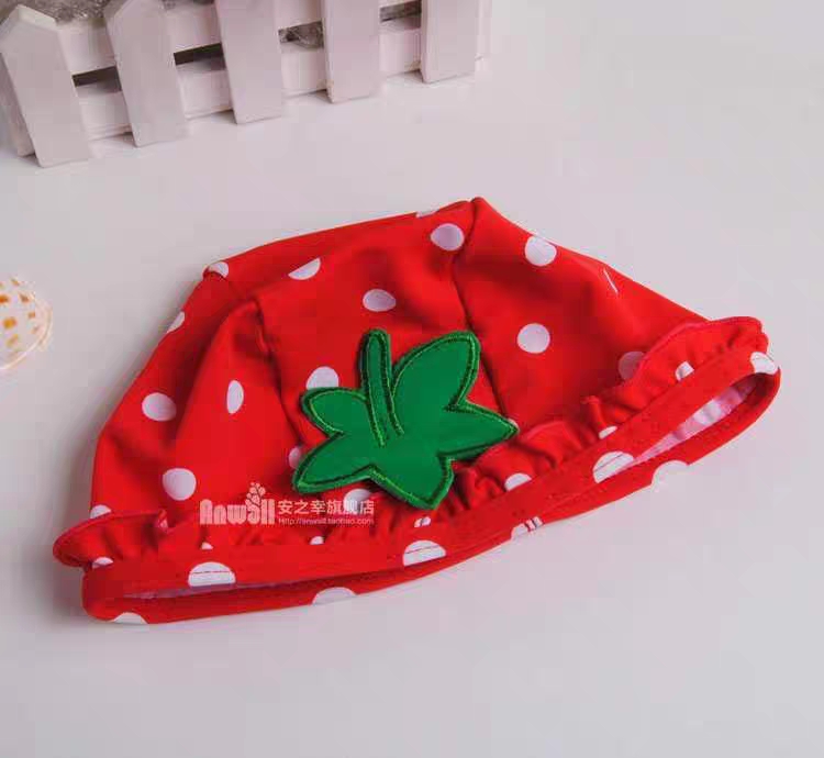 Bikini đi biển quả dâu cực xinh cho bé