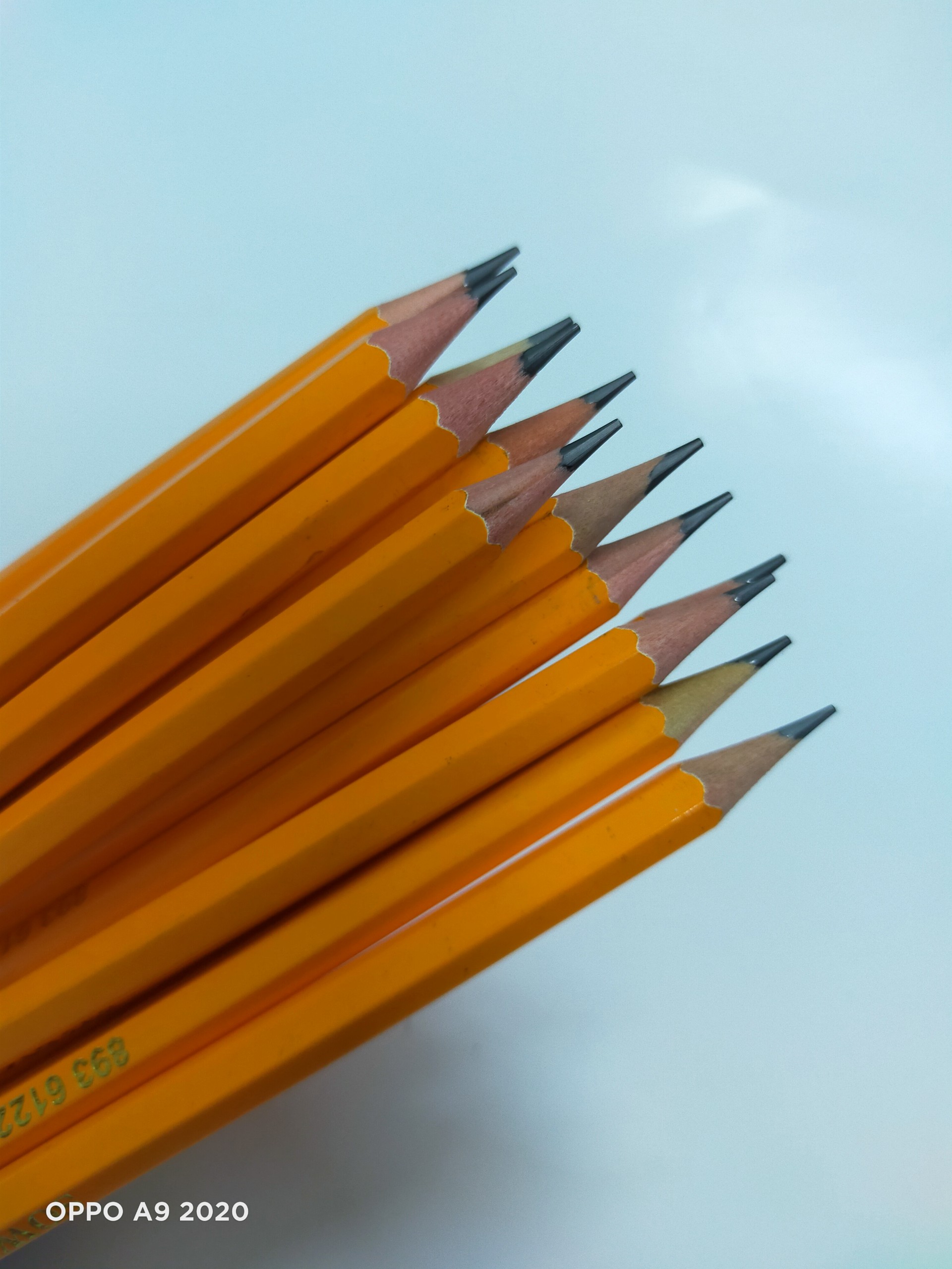Hộp 12 cây bút chì vàng 2B Gstar