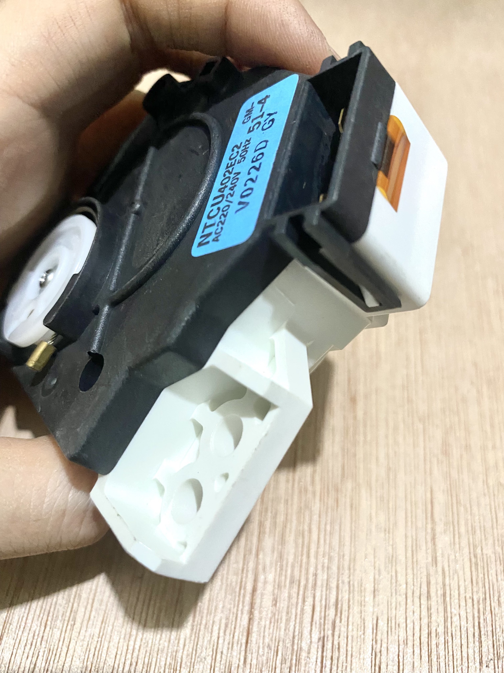 Xả nước máy giặt Toshiba trắng đen