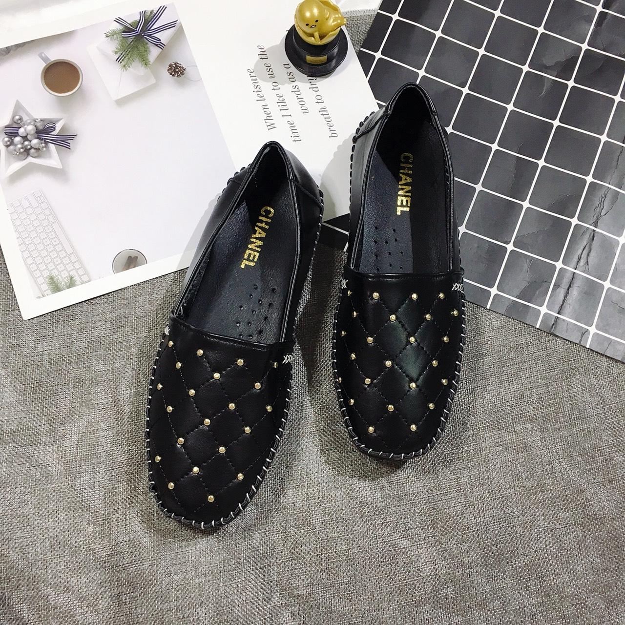 GIÀY LƯỜI NỮ , SLIP ON ĐINH TÁN DA MỀM ĐẾ DẺO CỰC DỄ ĐI HOT HIT CỰC KÌ