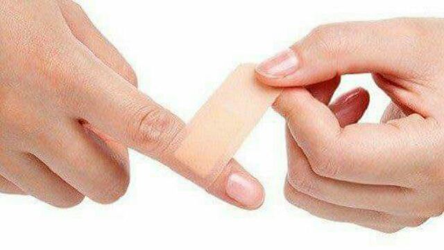 HỘP 100 MIẾNG BĂNG Y TẾ CÁ NHÂN