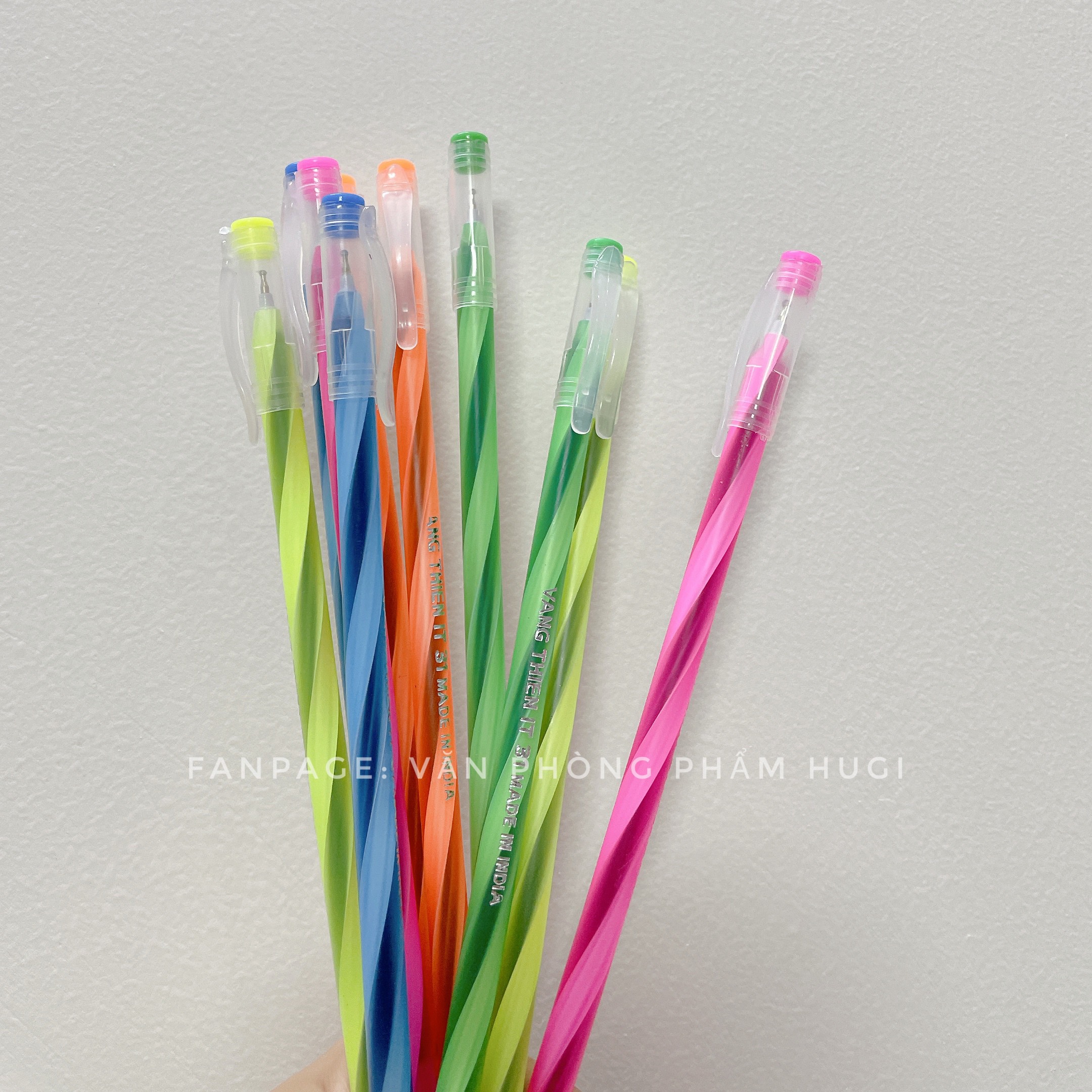 Hộp 20 cây bút bi nến dài Gstar IT31 (mực xanh) ngòi 0.5mm nét đều và đẹp