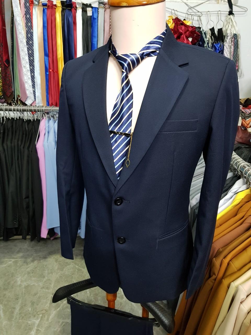 Bộ vest nam 2 nút màu xanh đen đậm chất liệu vải vitex cao cấp mềm mịn co giãn nhẹ tặng kèm cà vạt sọc và ghim cài