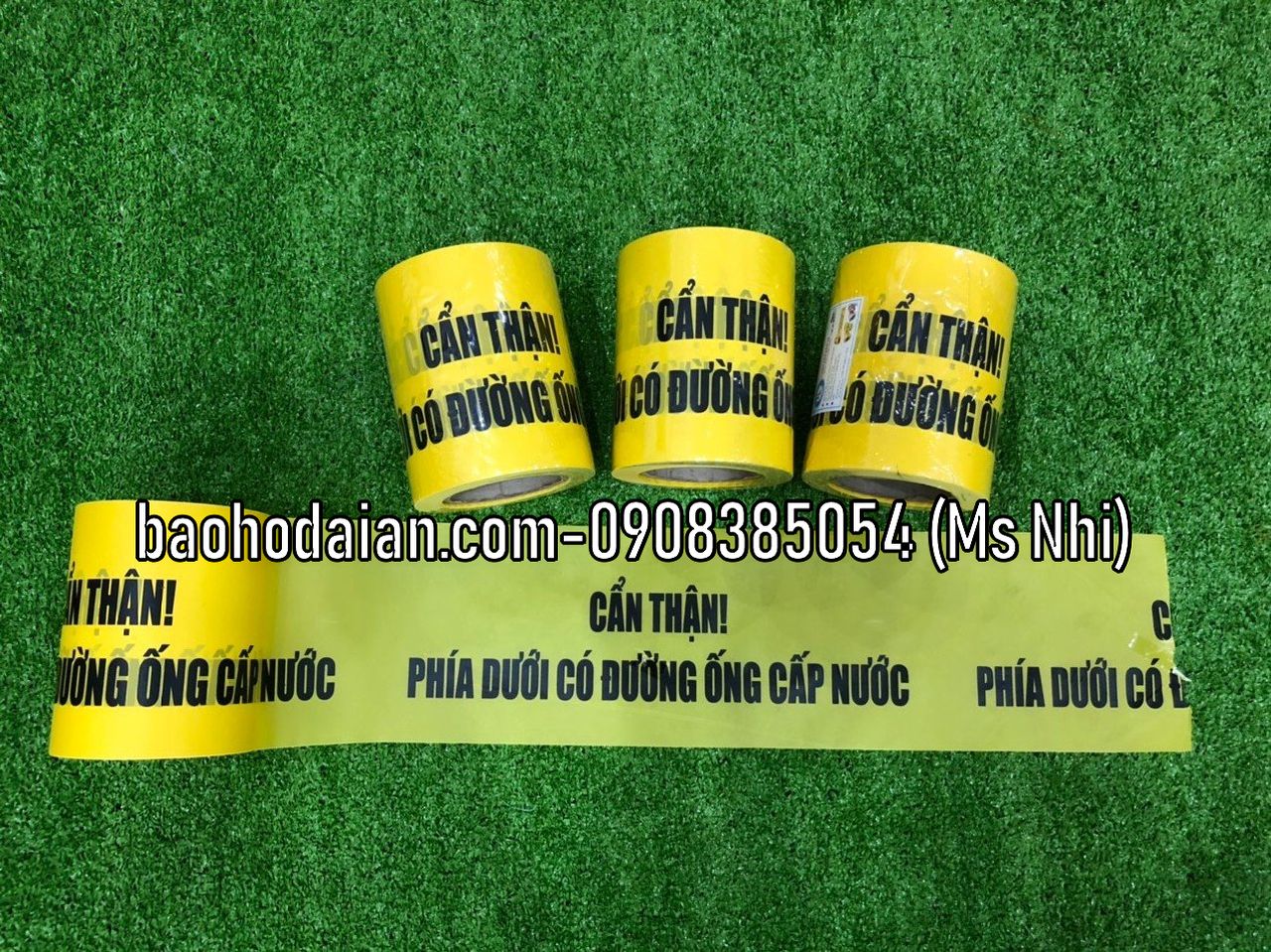 Băng rào cảnh báo bên dưới có đường ống nước bản 15cm