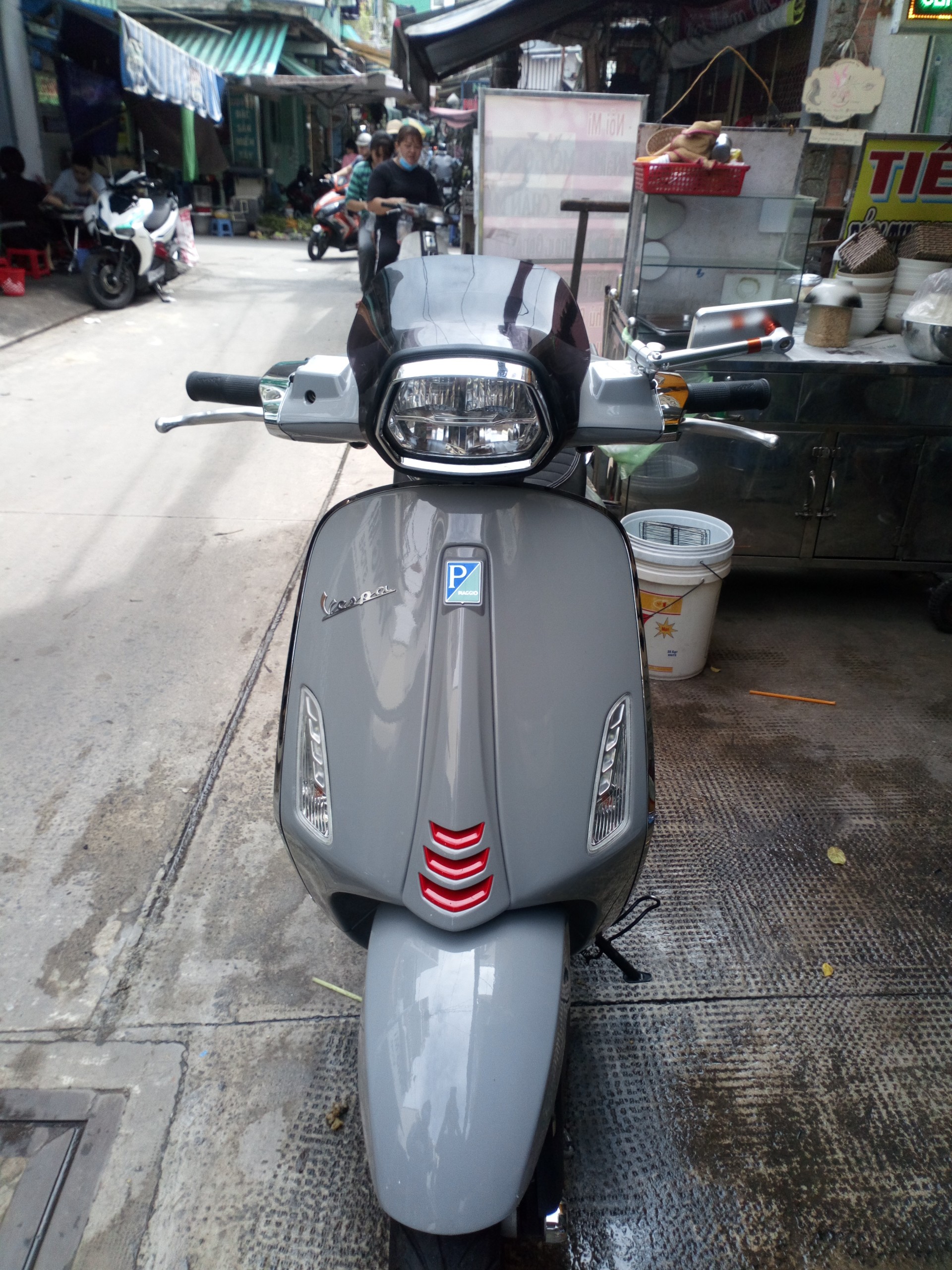 Kính chắn gió vespa không giá đỡ