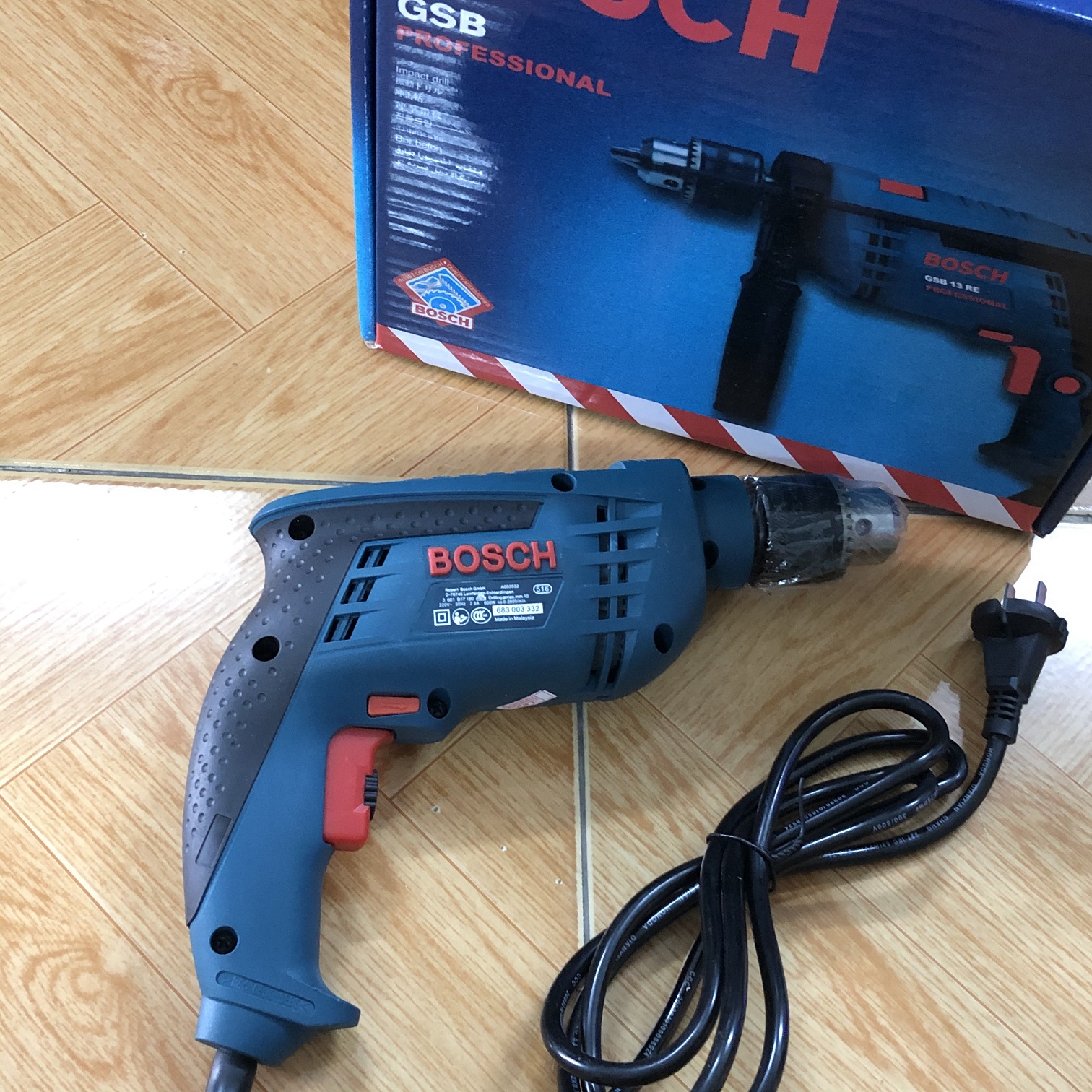 Máy khoan 13mm BOSCH GSB 13RE 600W (Tặng bộ 5 mũi khoan)