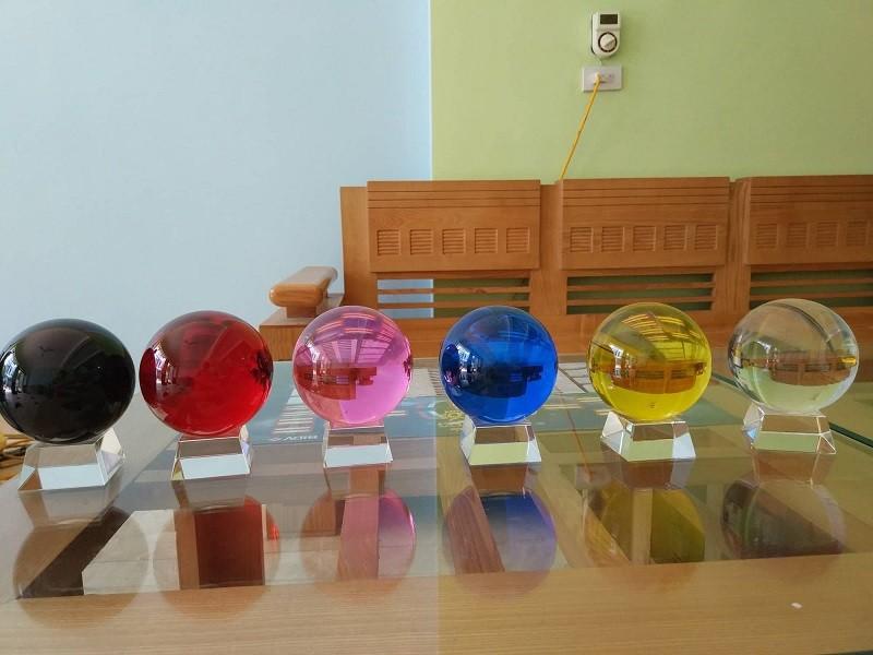 Quả cầu phong thủy pha lê để bàn màu xanh lục hợp mệnh Mộc, mệnh Hỏa