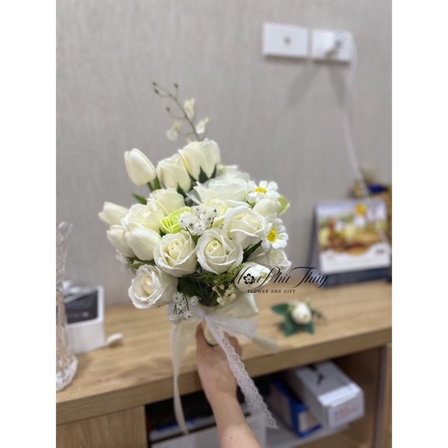 bó hoa cầm tay cô dâu bằng sáp phối lụa