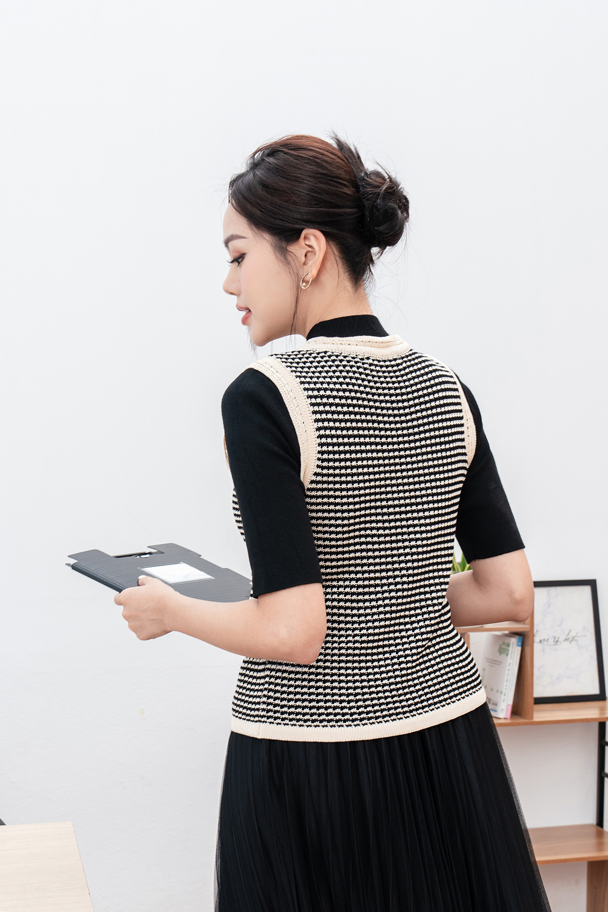 Áo len nữ sát nách dệt kẻ LAMER L61W23Q006