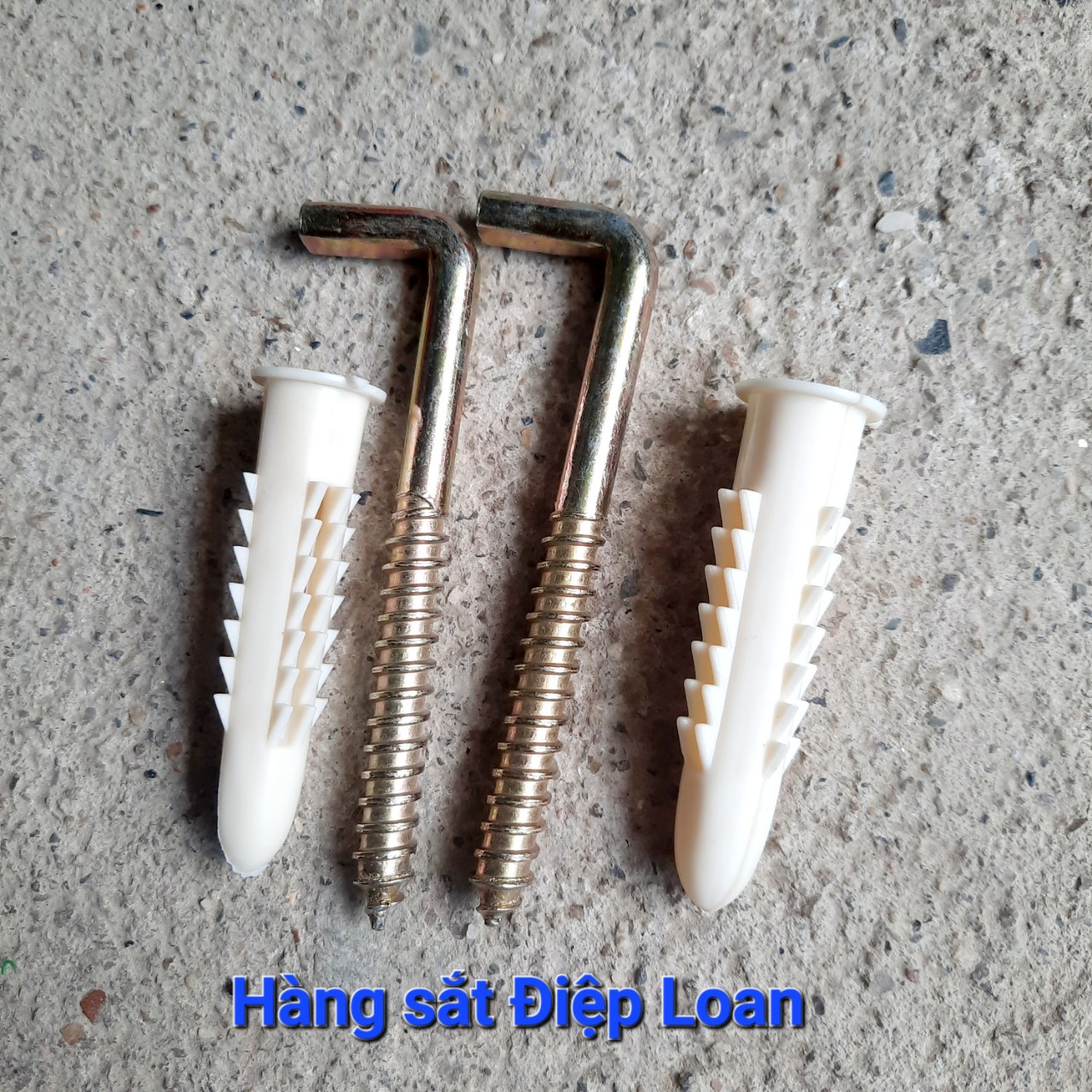 Móc treo bình nóng lạnh