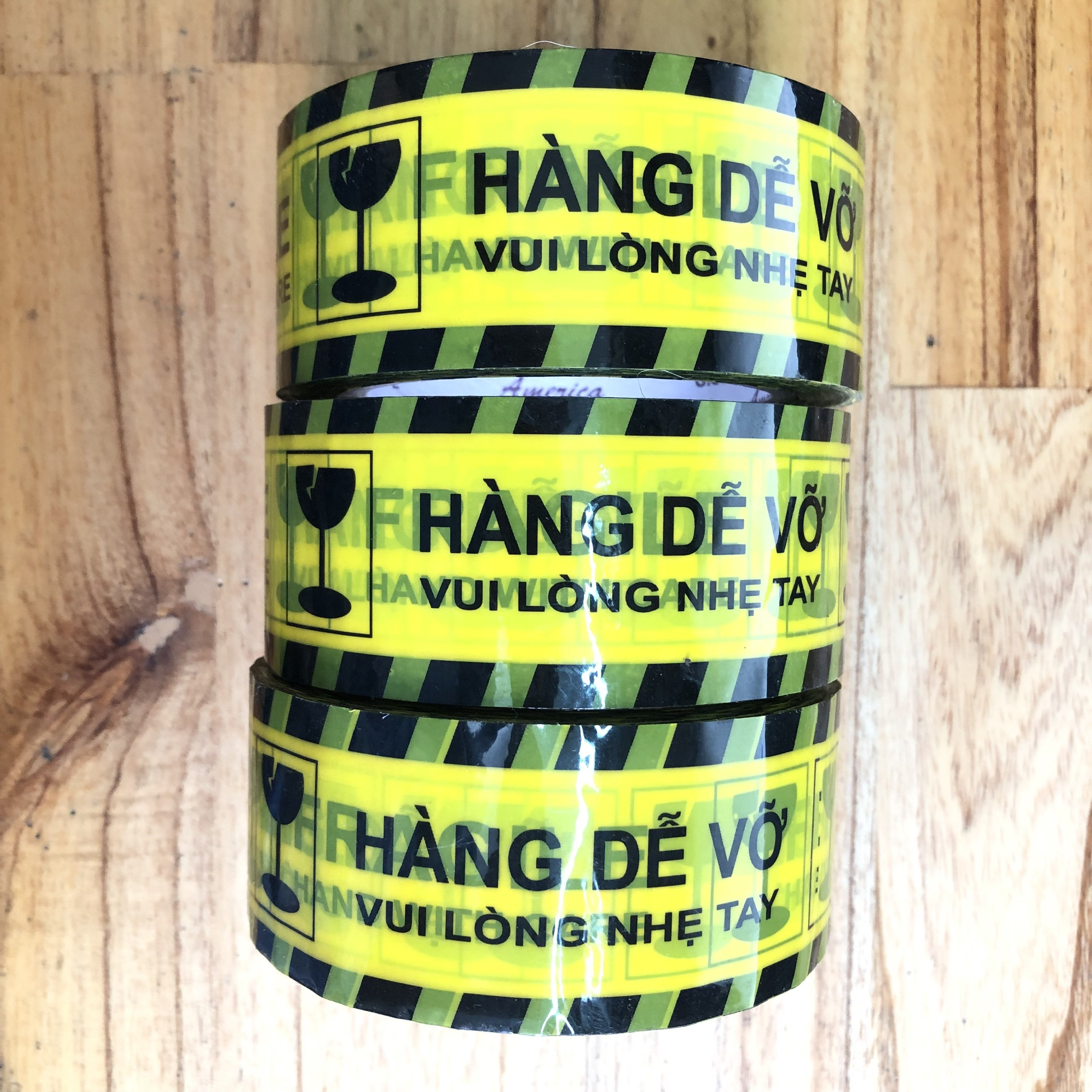 Băng keo in chữ Hàng dễ vỡ - 100yard( 1 cuộn)