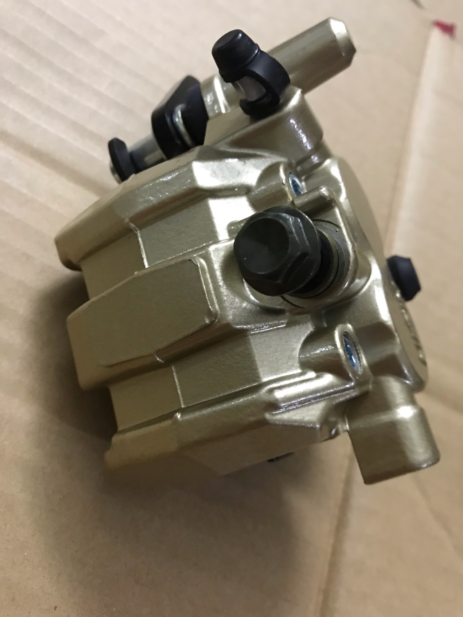 Heo dầu dưới xe Jupiter