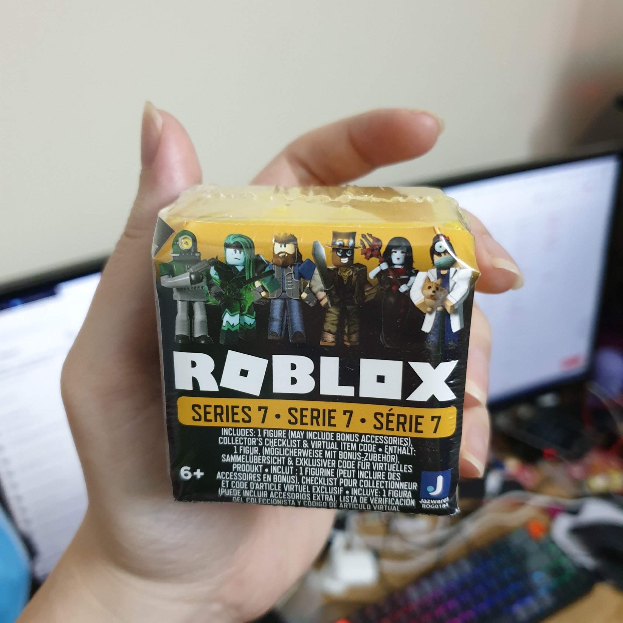 Roblox Toys Series 7 Vàng (Có code)