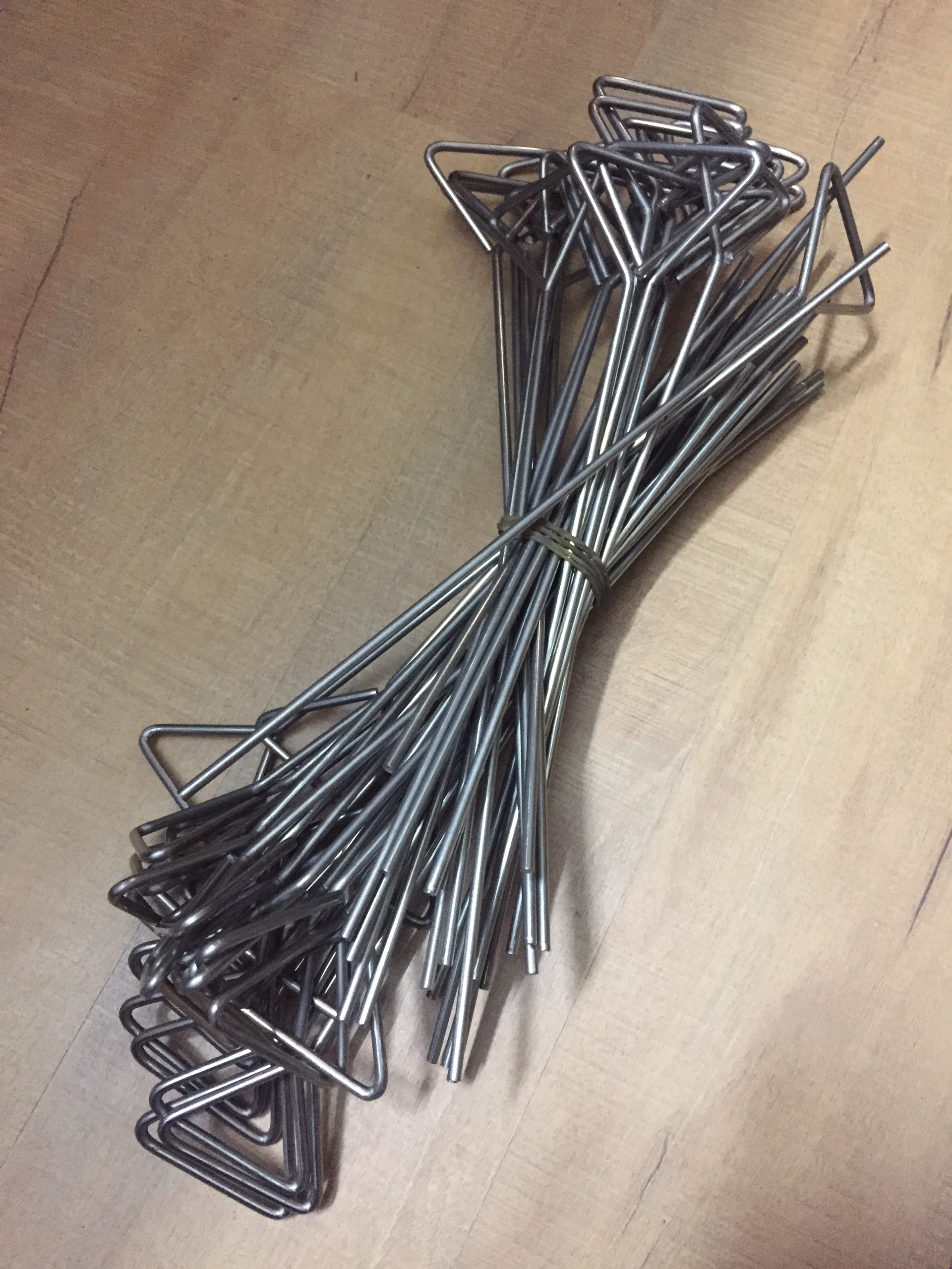 Que cấy tam giác bằng inox