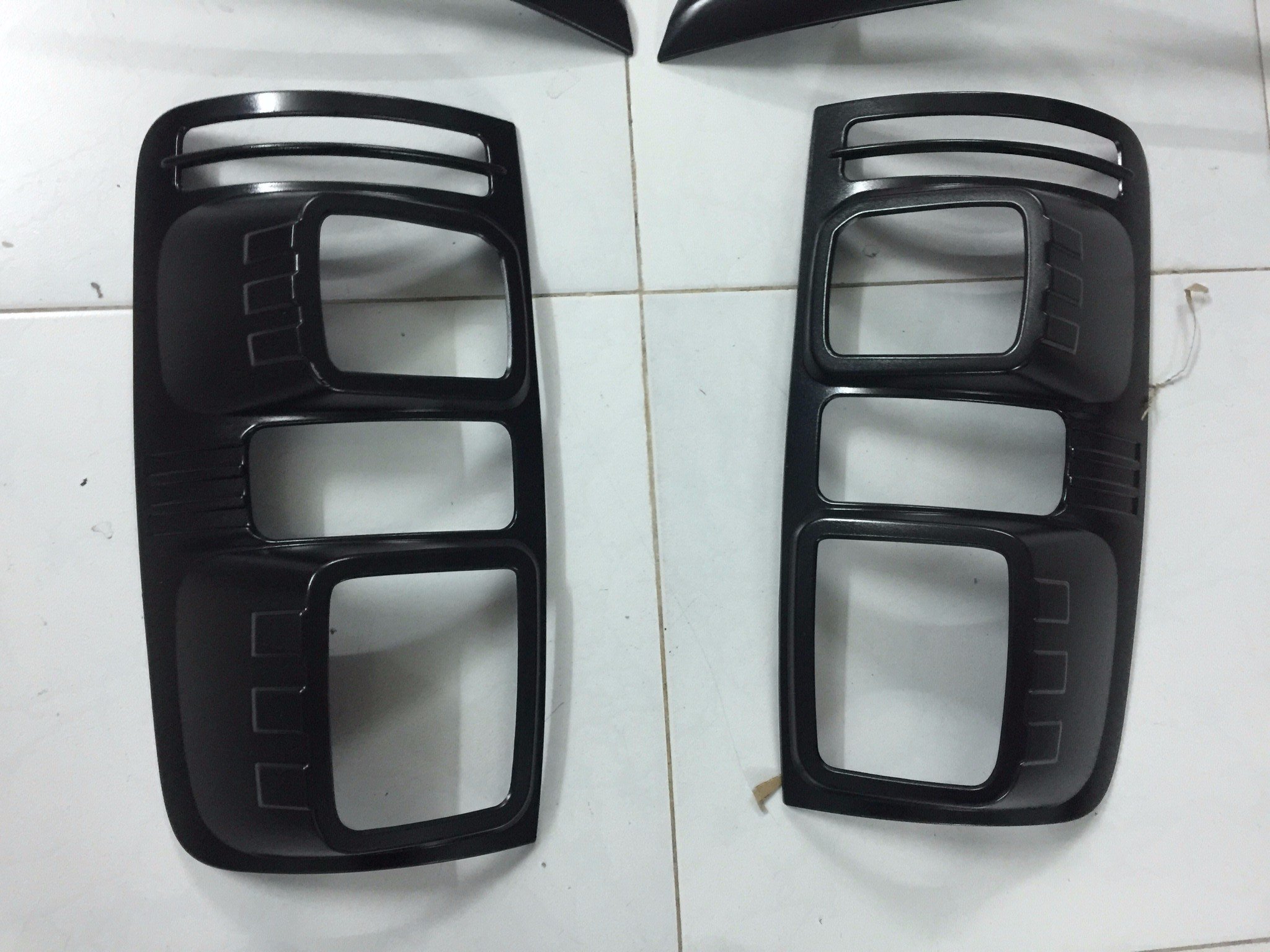 Bộ 2 Ốp viền đèn hậu đen xe CHevrolet Colorado 2013-2023