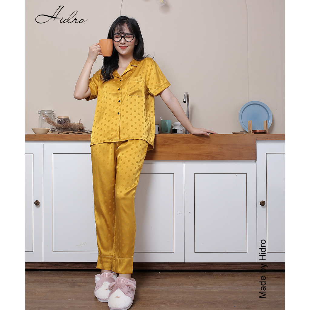 HIDRO Bộ ngủ pijama lụa gấm chấm bi tay cộc quần dài