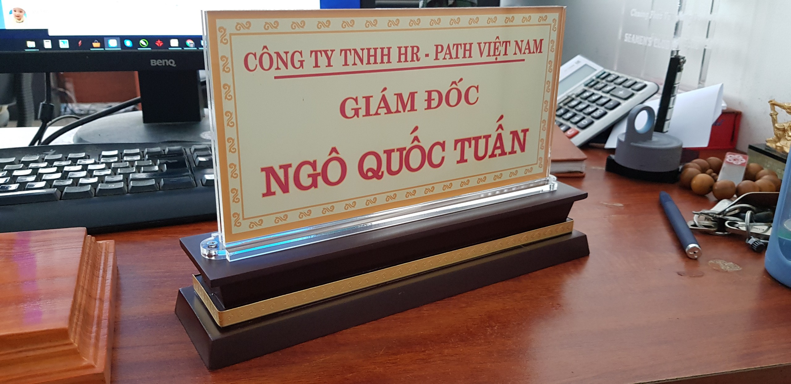 combo 5 biển chức danh đế gỗ mặt mica