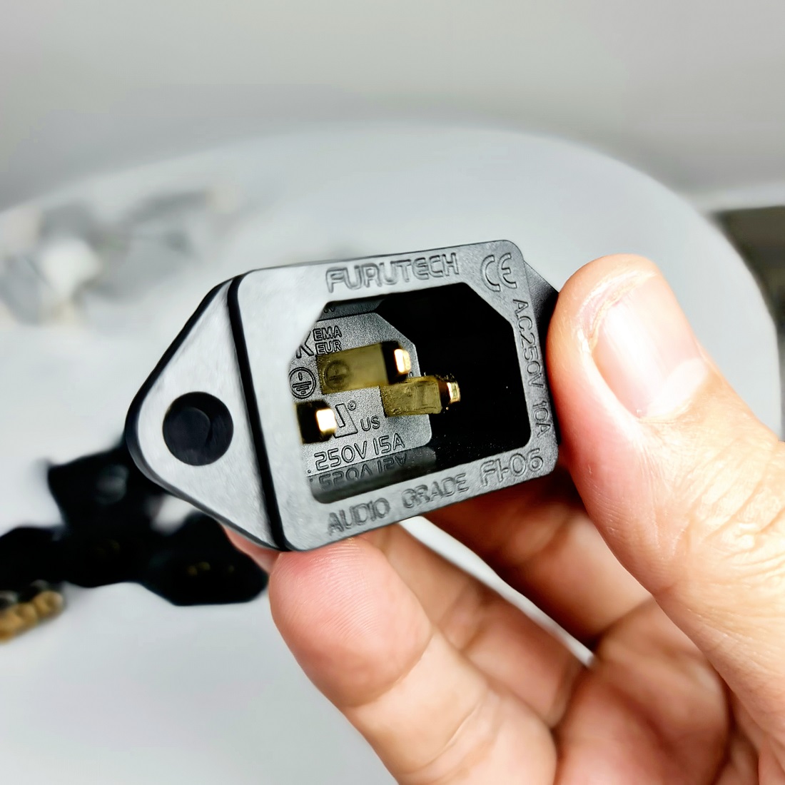 (Ảnh thật) Jack nguồn audio Furutech FI 06 cao cấp.