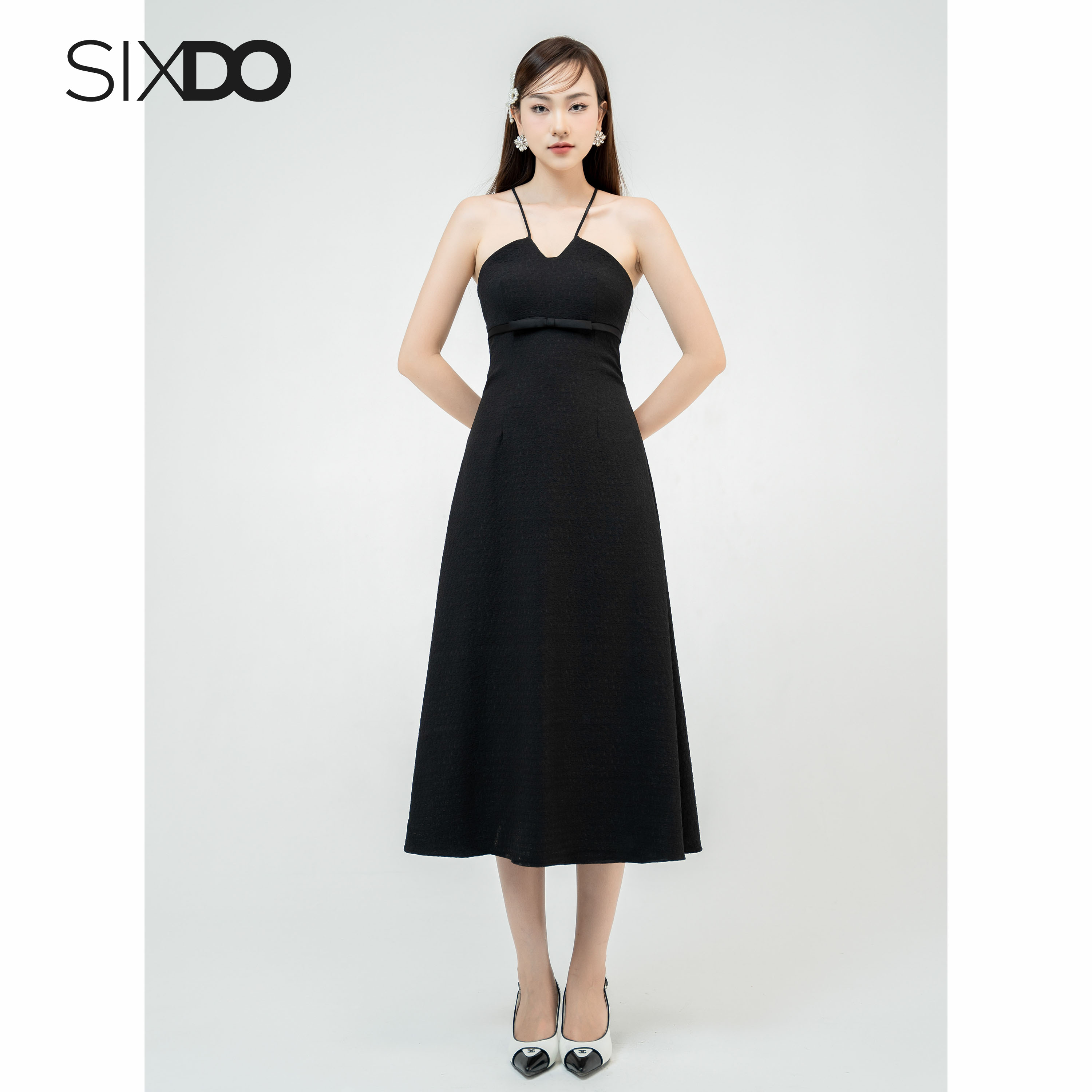 Đầm midi cổ yếm đen phối nơ thời trang SIXDO (Black Halter Neck Midi Woven Dress)