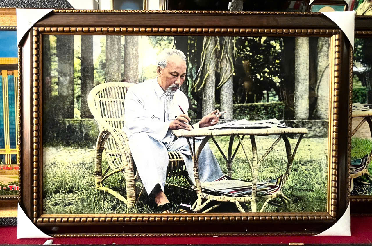 Tranh sơn mài Bác Hồ ngồi ghế mây nhiều kích thước thích hợp trang trí, làm quà tặng