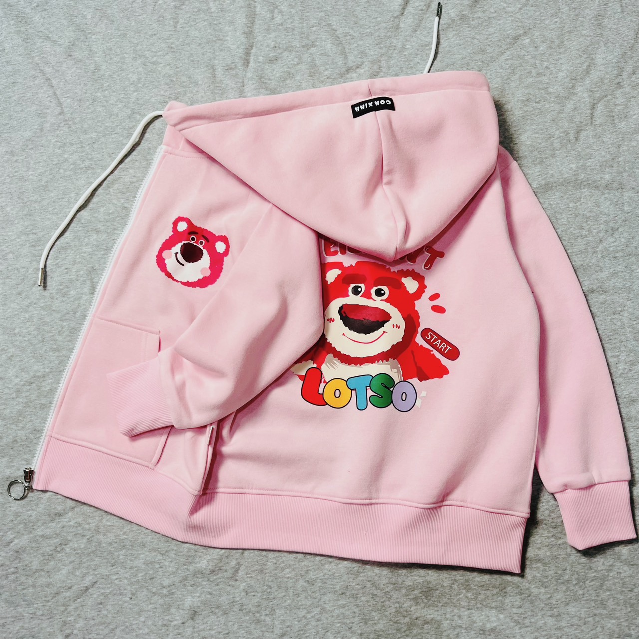 Áo hoodie dây kéo bé gái Con Xinh phom rộng nỉ hình in GẤU DÂU LOT.SO cho bé từ 14 đến 50kg
