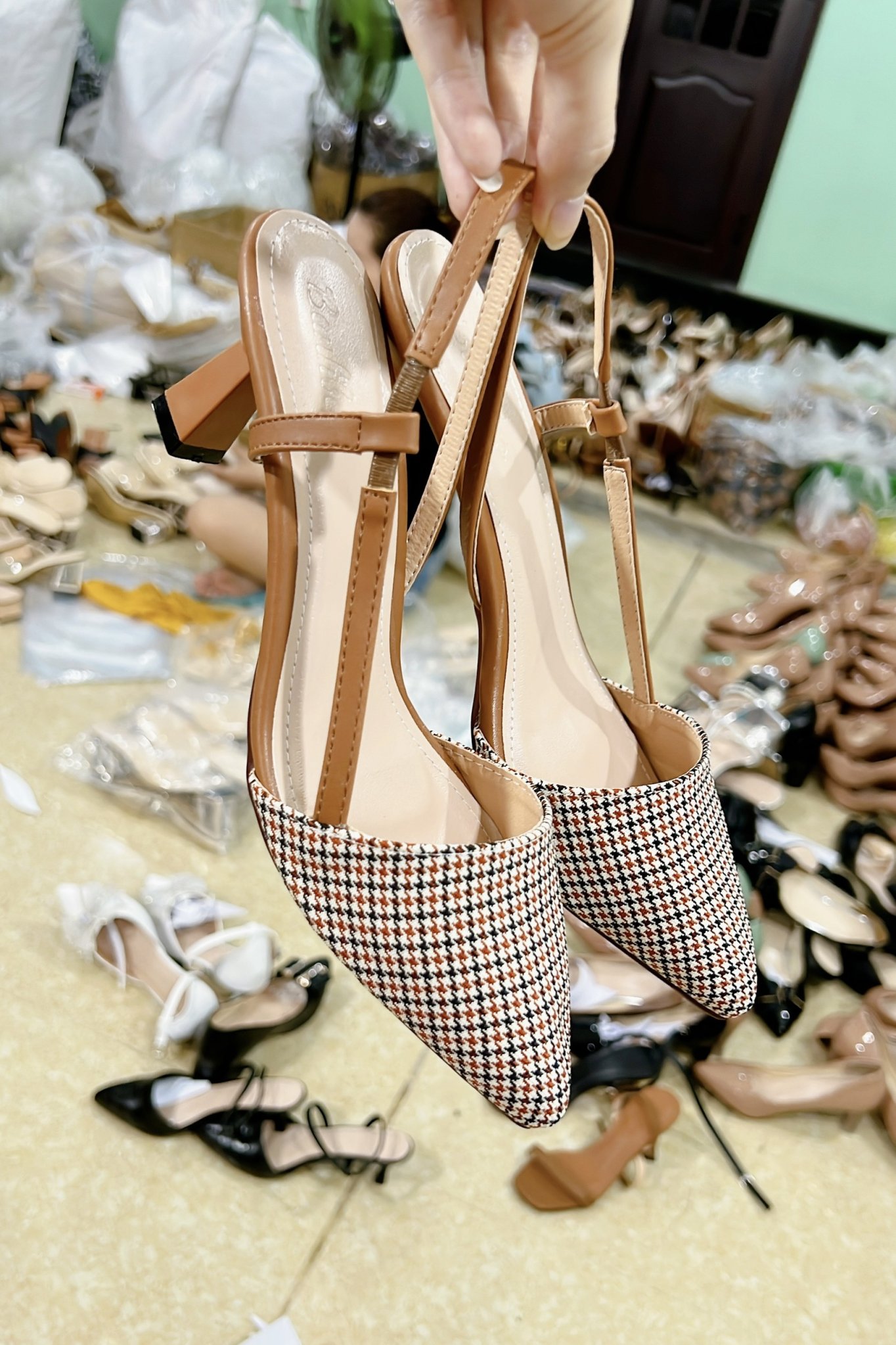 Sandal mũi nhon kẻ caro gót 6P