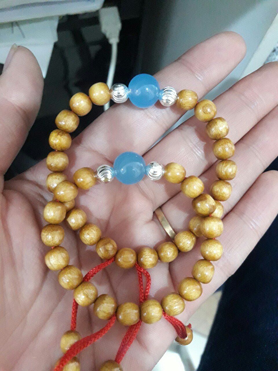 Vòng dâu tằm đá đỏ cho bé