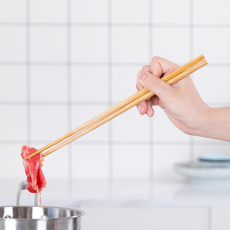 1 đôi đũa gỗ dài dùng để chiên, xào, rán