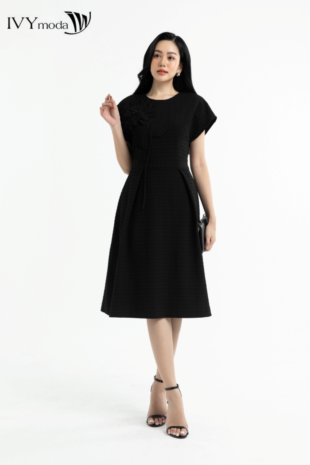 Đầm cài hoa nổi ivy moda ms 48m7506