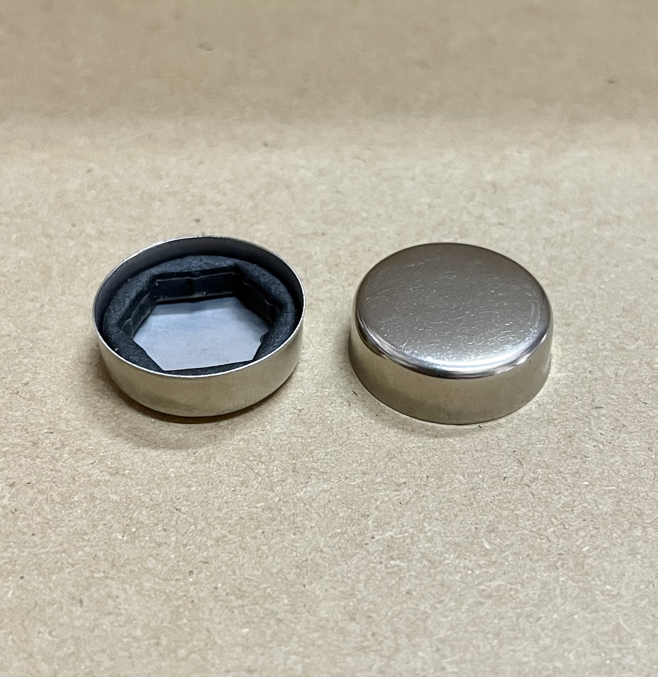 1 con Nắp chụp inox 304 chân cho đầu vít trụ cầu thang kính, trụ lan can kính