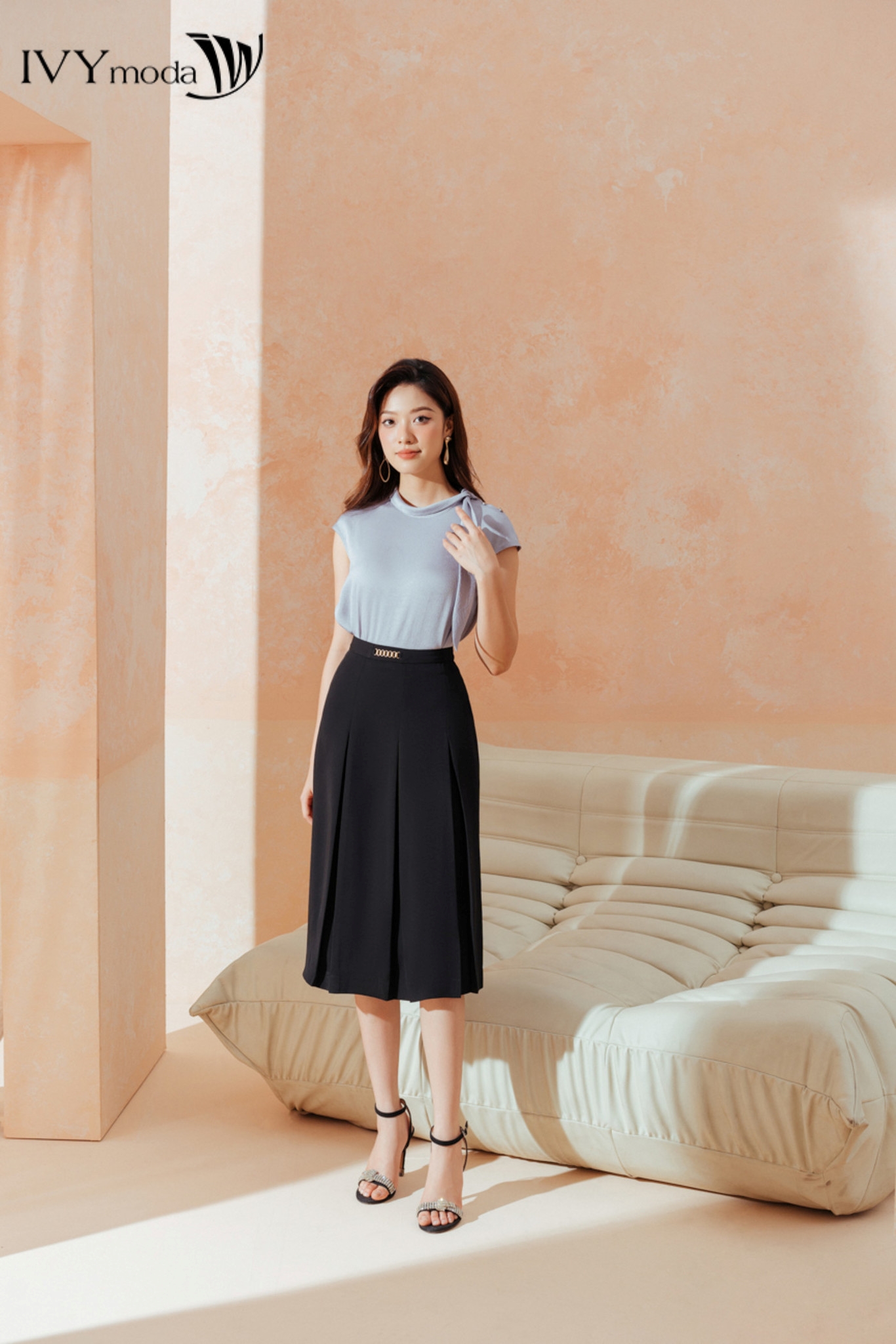 Áo lụa cổ cách điệu phối nơ lệch IVY moda MS 16M7544
