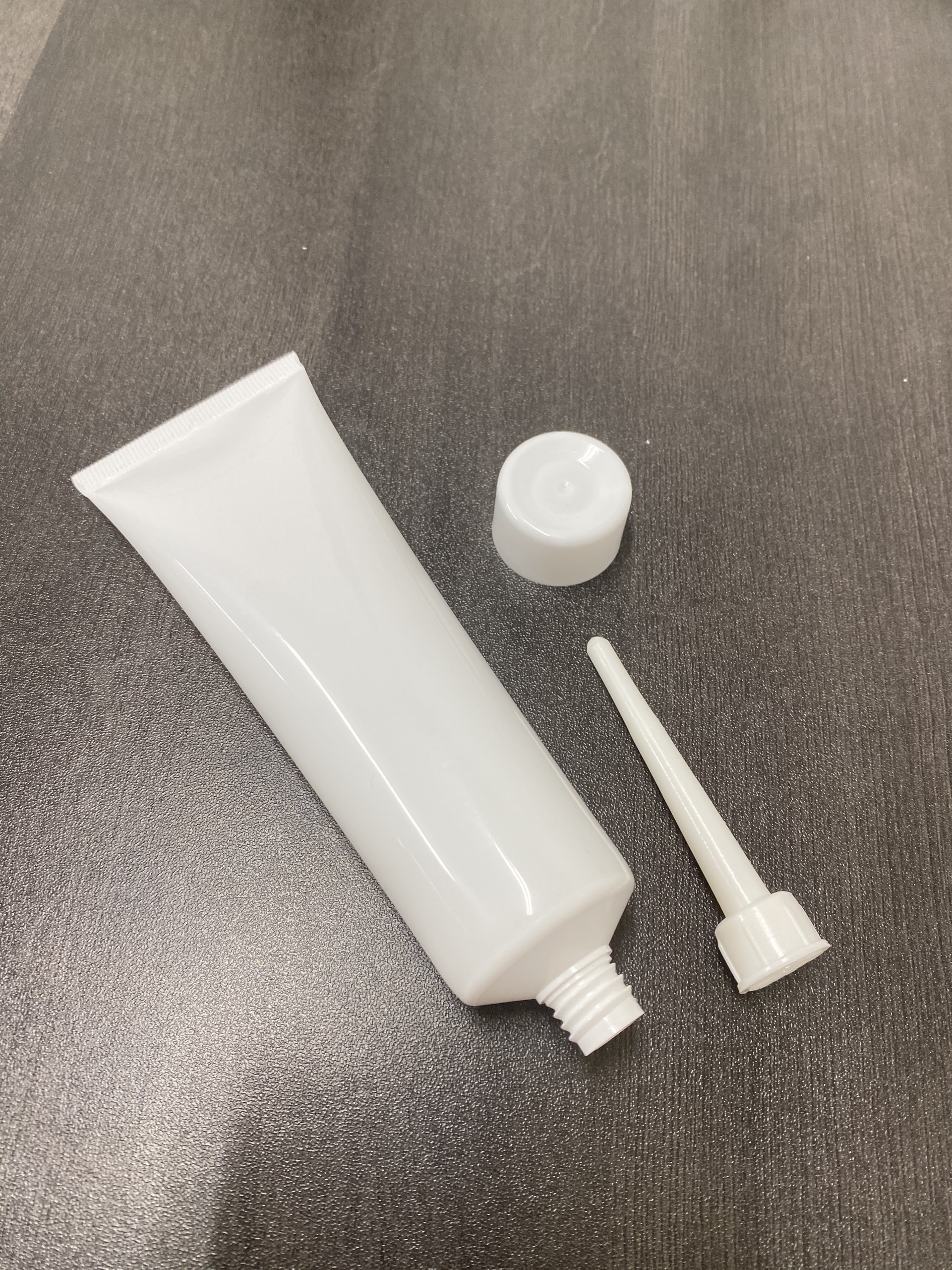 Tuýp nhựa nền trắng 100ml (Fi35) (Bộ nắp vặn và vòi)