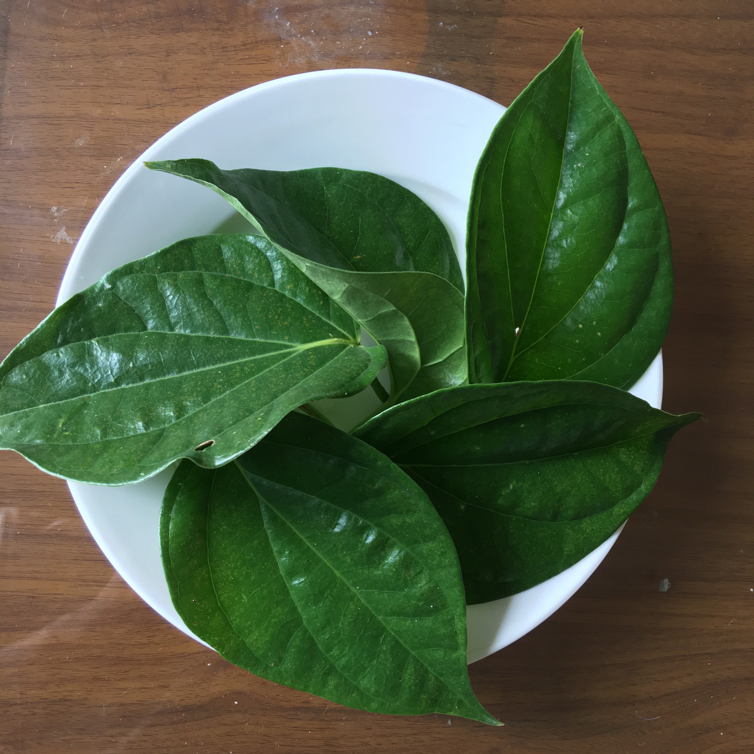 100 gram lá trầu không tươi (loại trầu quế thơm, cay được ưa chuộng hơn)