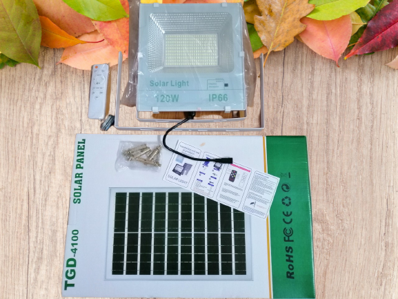 [HCM]Đèn pha năng lượng mặt trời 120W
