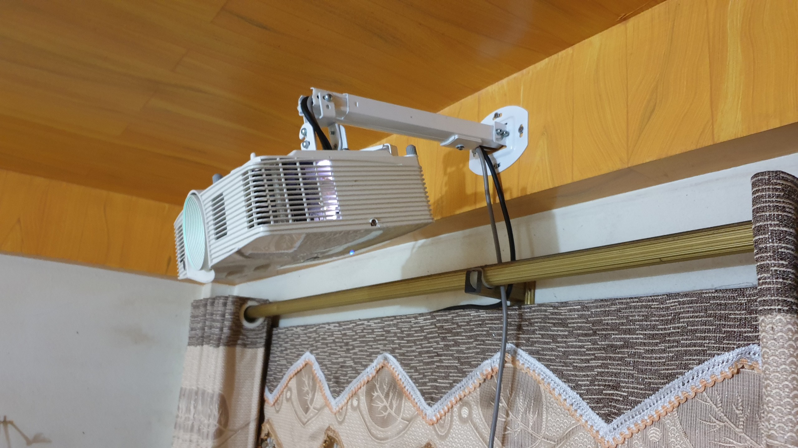 Giá treo máy chiếu xoay 360 độ 120cm