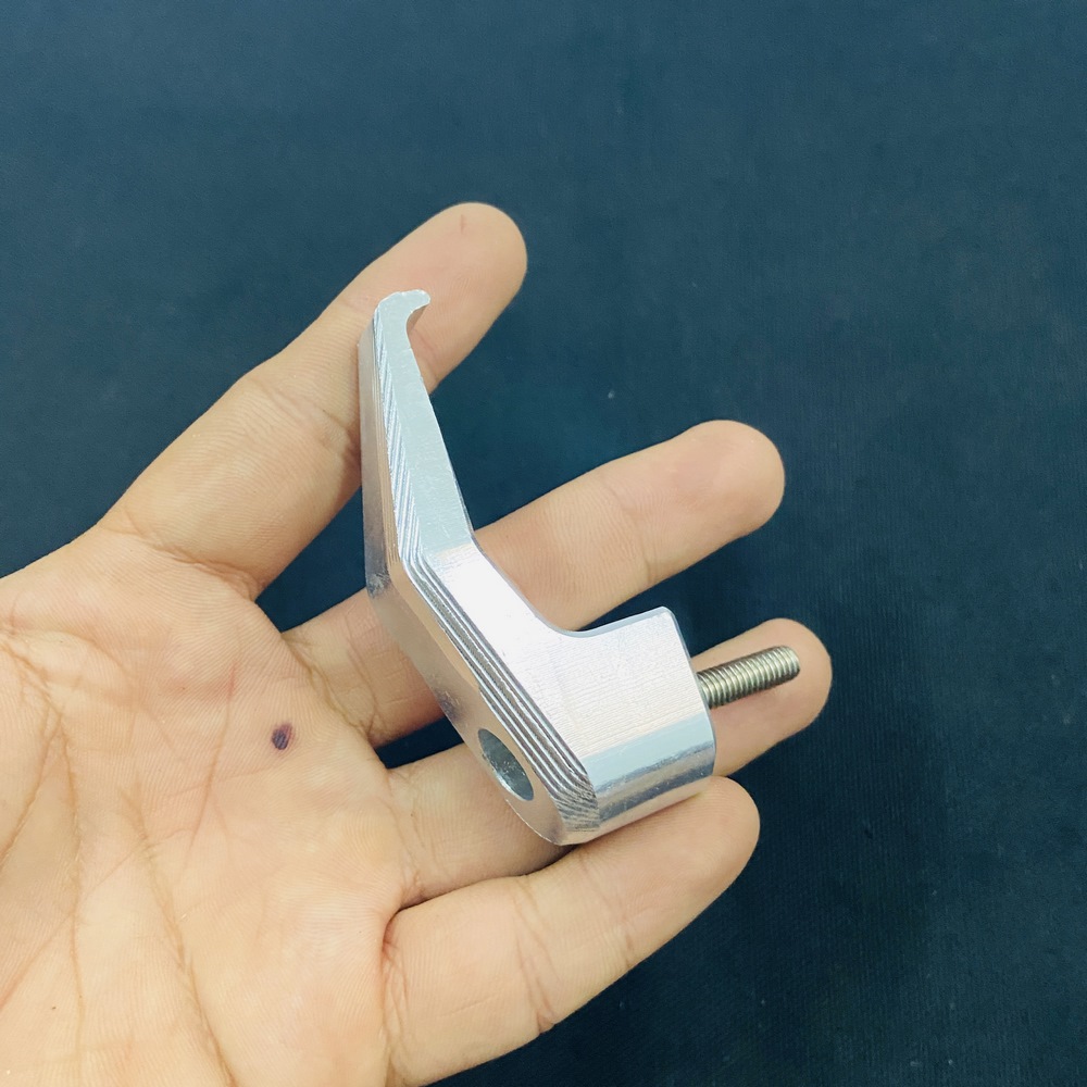 [TRANG TRÍ] Móc treo đồ xe máy, móc treo baga, móc treo bửng giửa xe máy kiểu sừng gắn các dòng xe máy HONDA YAMAHA, ốc 6ly (màu bạc)