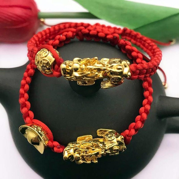 Vòng tay chỉ đỏ tì hưu may mắn kèm thỏi vàng
