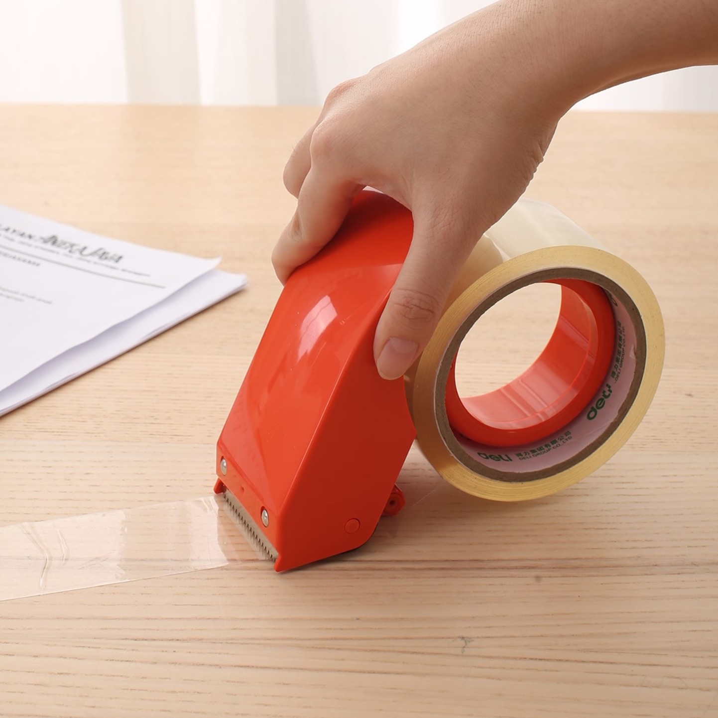 Cắt băng dính Deli - 1 chiếc - E801