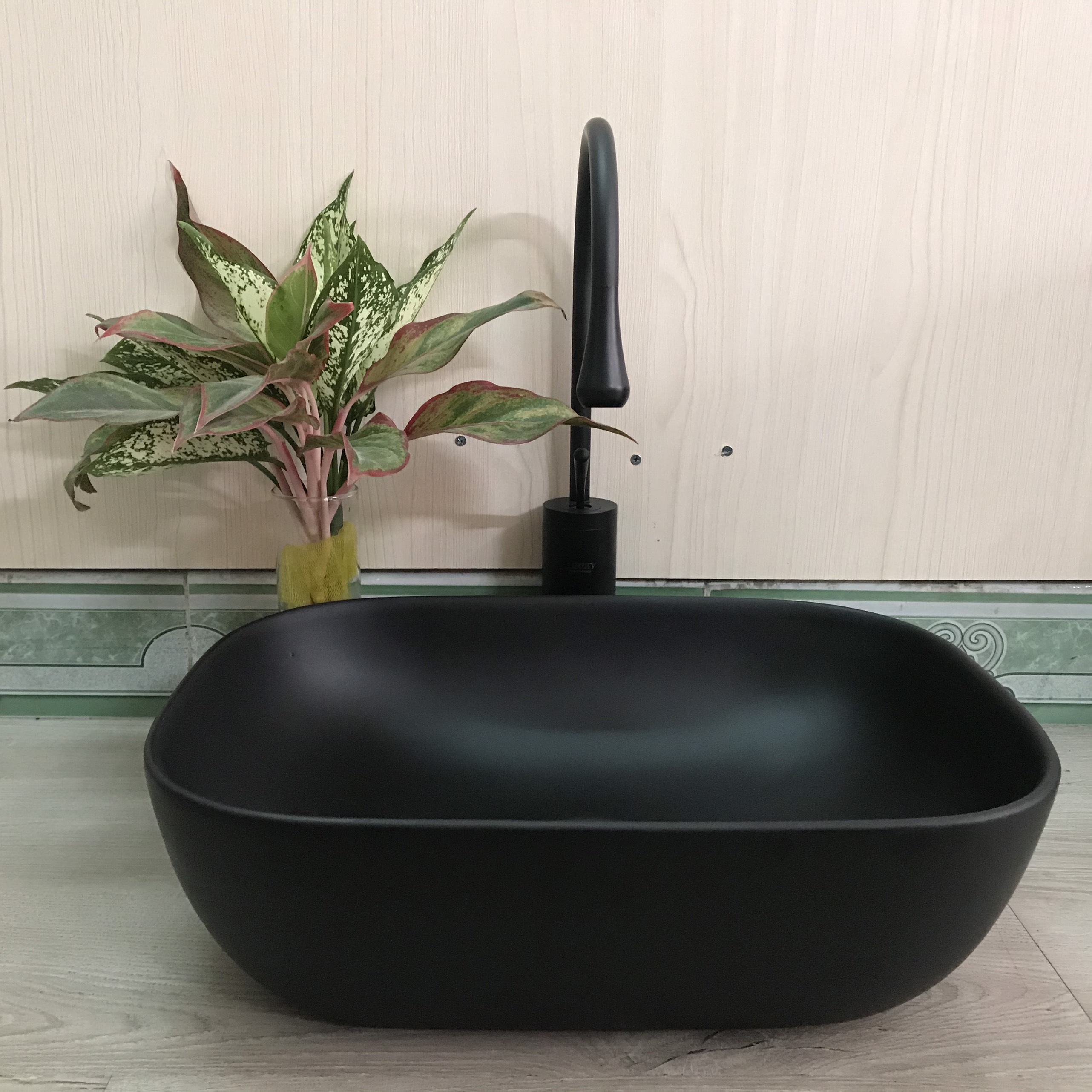 LAVABO VUÔNG BO GÓC ĐEN