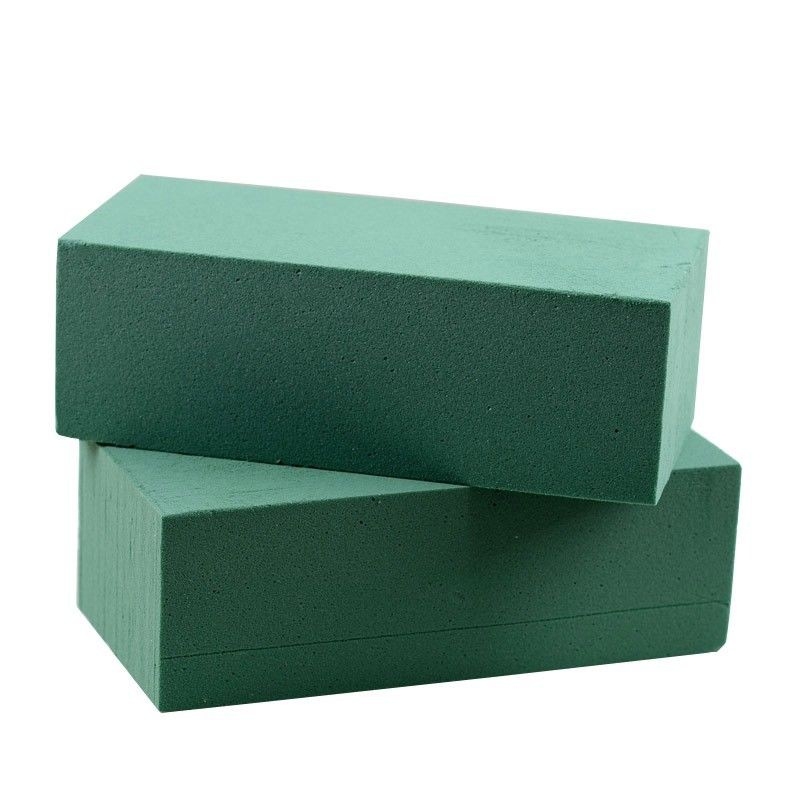 Một viên xốp cắm hoa tươi