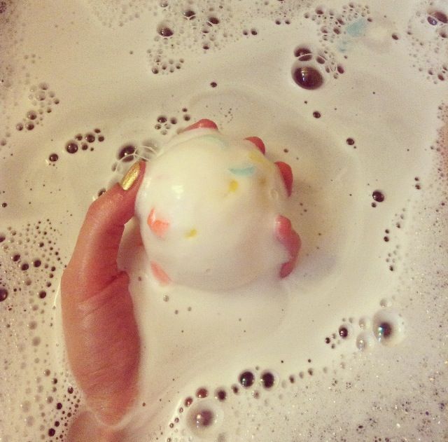 Viên bom tắm LUSH BOMB Dragon egg bomb từ Canada