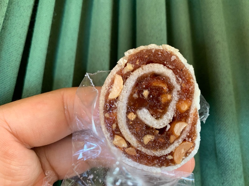 Kẹo chuối cuộn bánh phồng