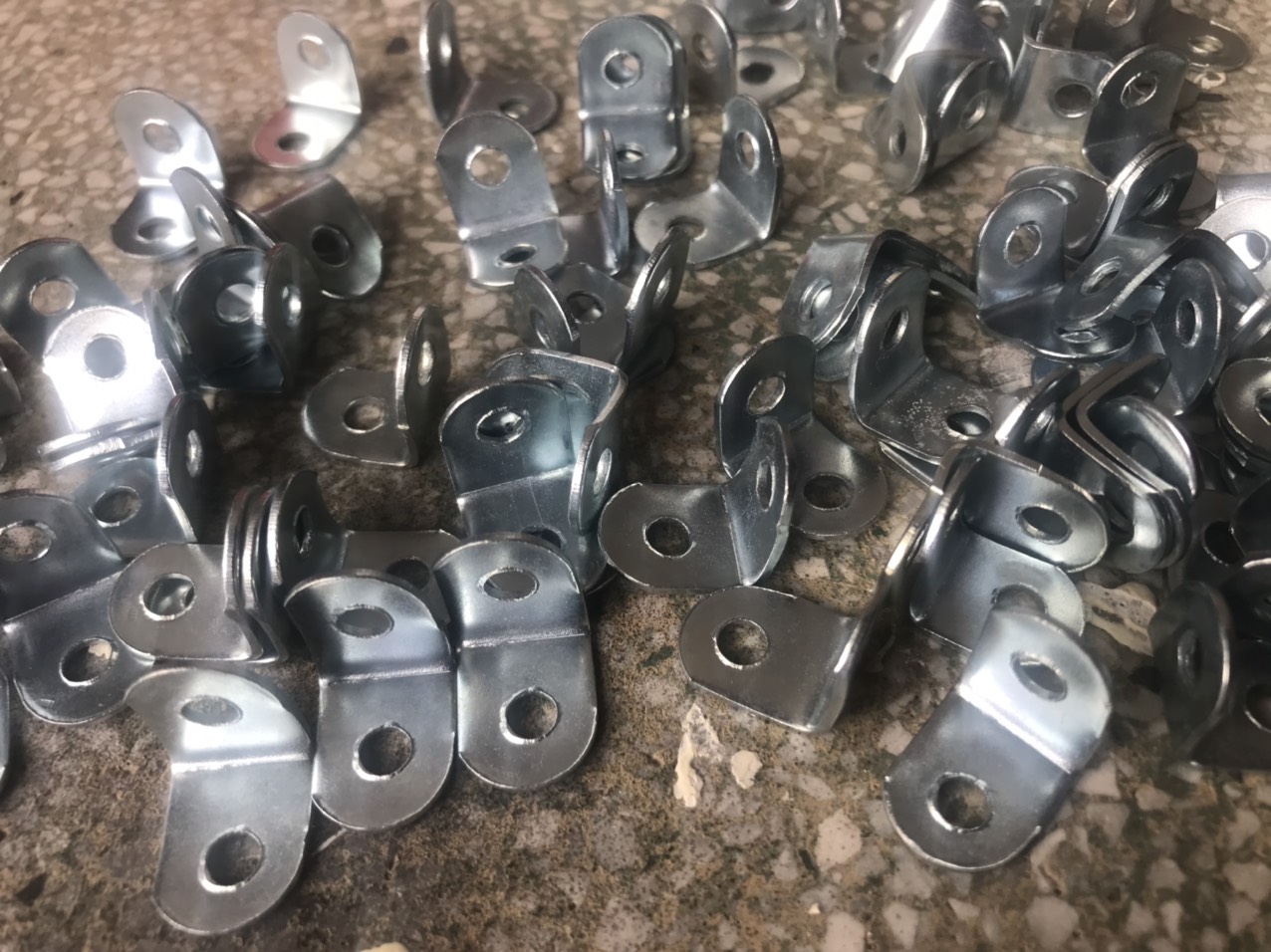 ke vuông góc bo tròn 2 lỗ(100cái) 15mm