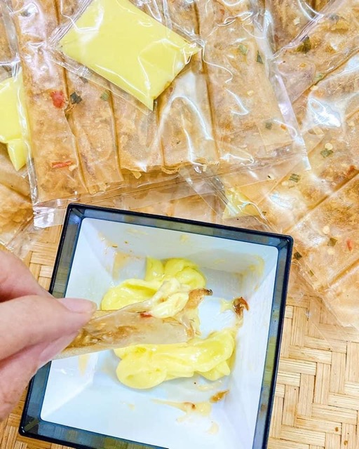 BÁNH CUỐN DẺO HÀNH PHI CHẤM BƠ