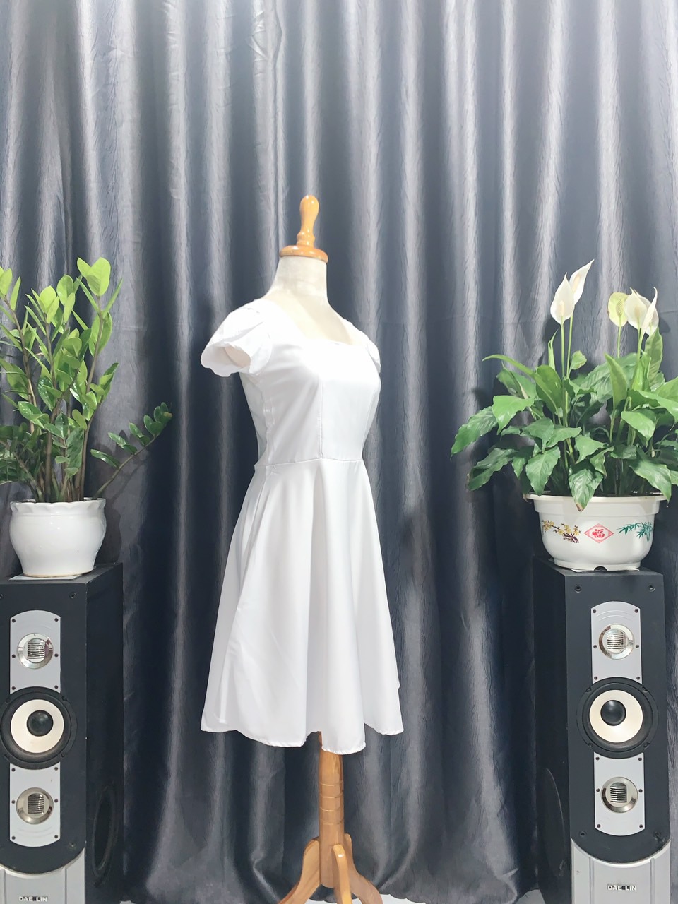 Đầm nữ dáng xòe màu trắng chất kate lụa kèm hình thật