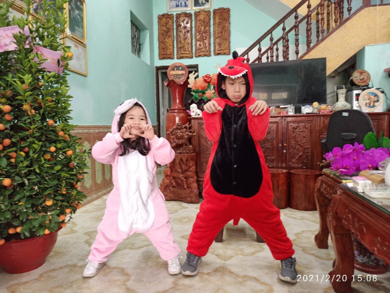 Bộ quần áo khủng long đỏ đủ size cho cả nhà